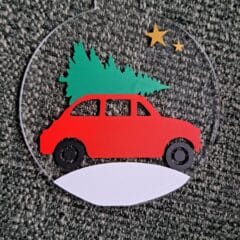 Kerstbal auto met kerstboom